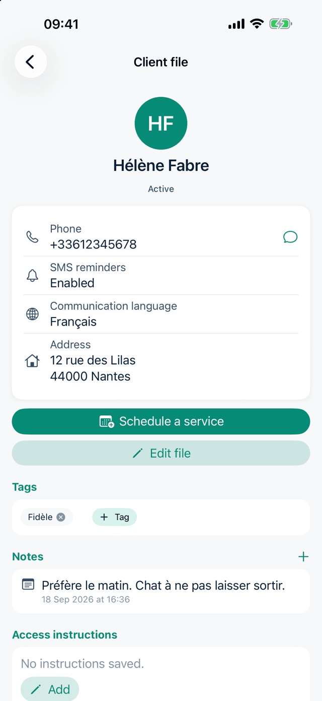 The client file for Hélène Fabre: phone number, SMS reminders enabled, communication language French, address 12 rue des Lilas in Nantes, the tag "Fidèle" (regular), and a note — "Préfère le matin. Chat à ne pas laisser sortir." (prefers mornings; don't let the cat out).