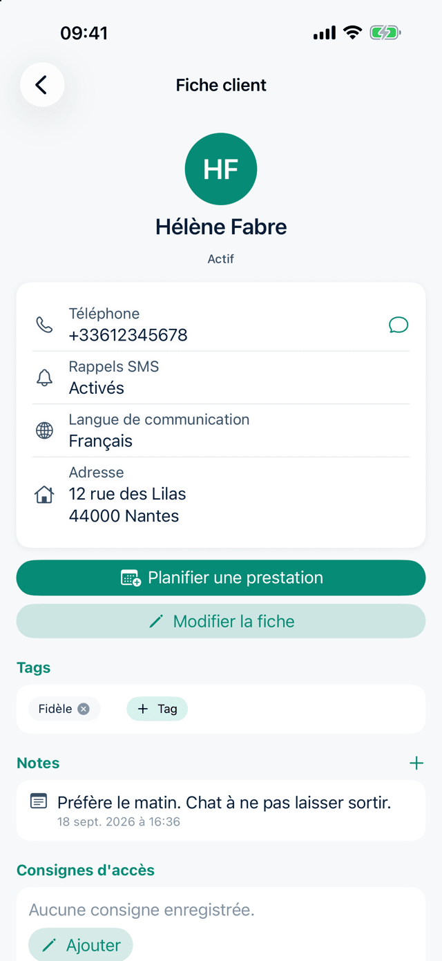 Fiche du client Hélène Fabre : numéro de téléphone, rappels SMS activés, langue de communication française, adresse 12 rue des Lilas à Nantes, étiquette « Fidèle », et une note — « Préfère le matin. Chat à ne pas laisser sortir. »