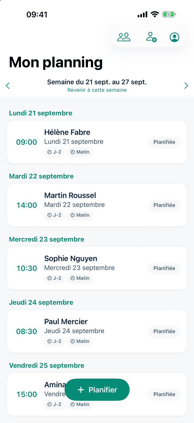 Écran « Mon planning » sur iPhone : les rendez-vous de la semaine du 21 au 27 septembre, regroupés par jour — Hélène Fabre lundi à 09:00, Martin Roussel mardi à 14:00, Sophie Nguyen mercredi à 10:30, Paul Mercier jeudi à 08:30, Amina Diallo vendredi à 15:00 — chacun avec son statut « Planifiée » et les pastilles de rappel « J-2 » et « Matin ».