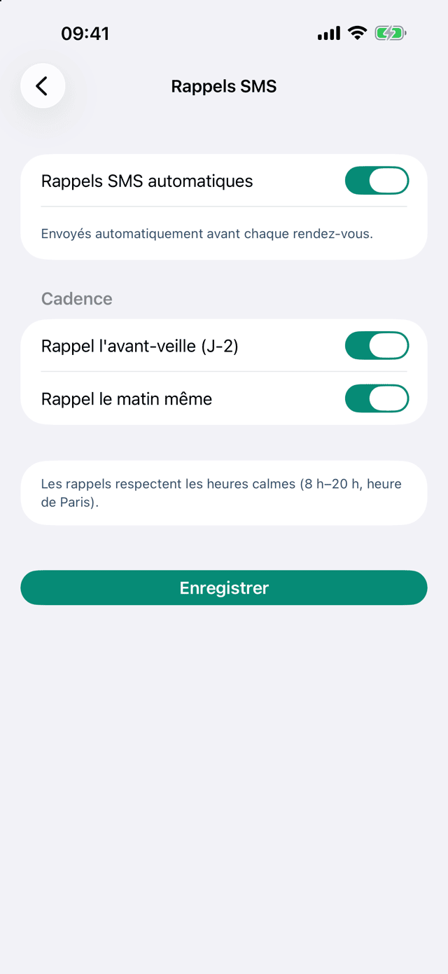 Écran « Rappels SMS » : l'interrupteur « Rappels SMS automatiques » est activé, la cadence coche le rappel de l'avant-veille (J-2) et celui du matin même, et une mention rappelle que les envois respectent les heures calmes, de 8 h à 20 h, heure de Paris.